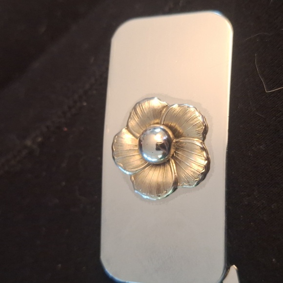 Silver Metal Dragon Scale Stretch Belt w/ Flower. Size Small - Picture 5 of 6